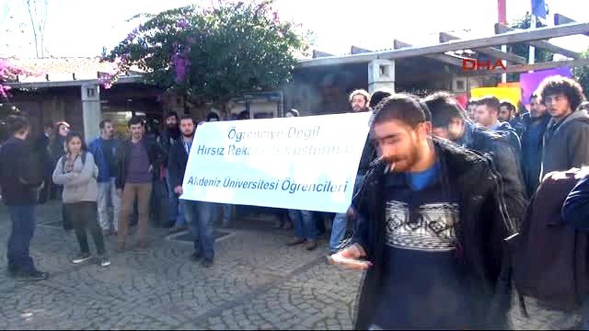 Antalya Eylemci Öğrencilerle Özel Güvenlik Arasında Arbede