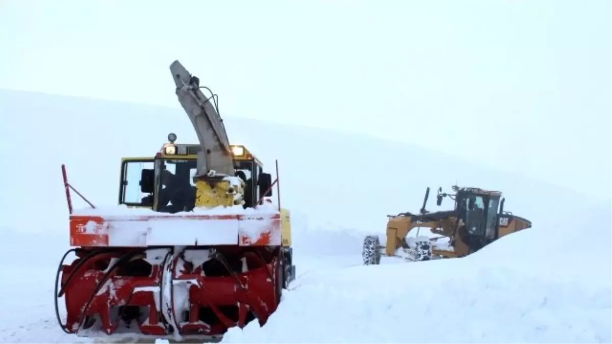 Hakkari\'de 2 Köy ile 3 Mezra Yolu Ulaşıma Kapandı