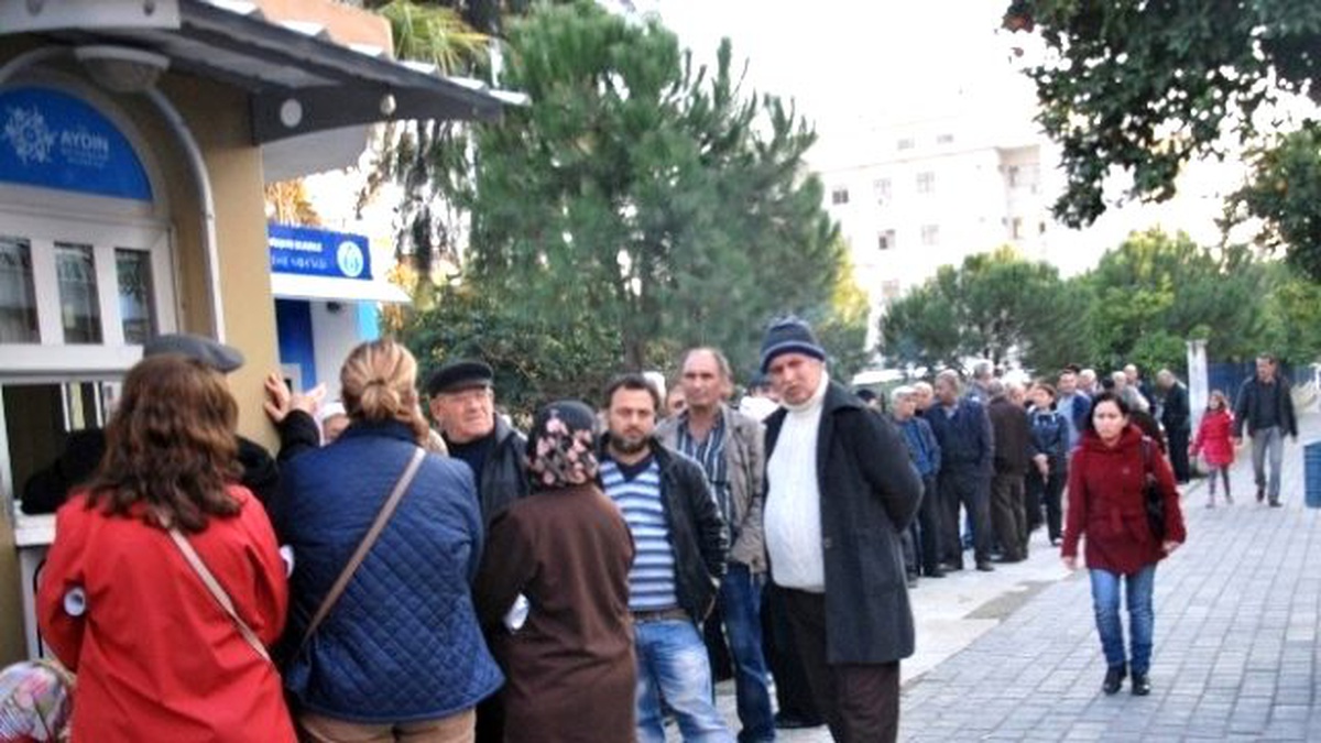 Aydın\'da Vatandaş Halk Ekmeğe Akın Edince Kuyruklar Uzadı