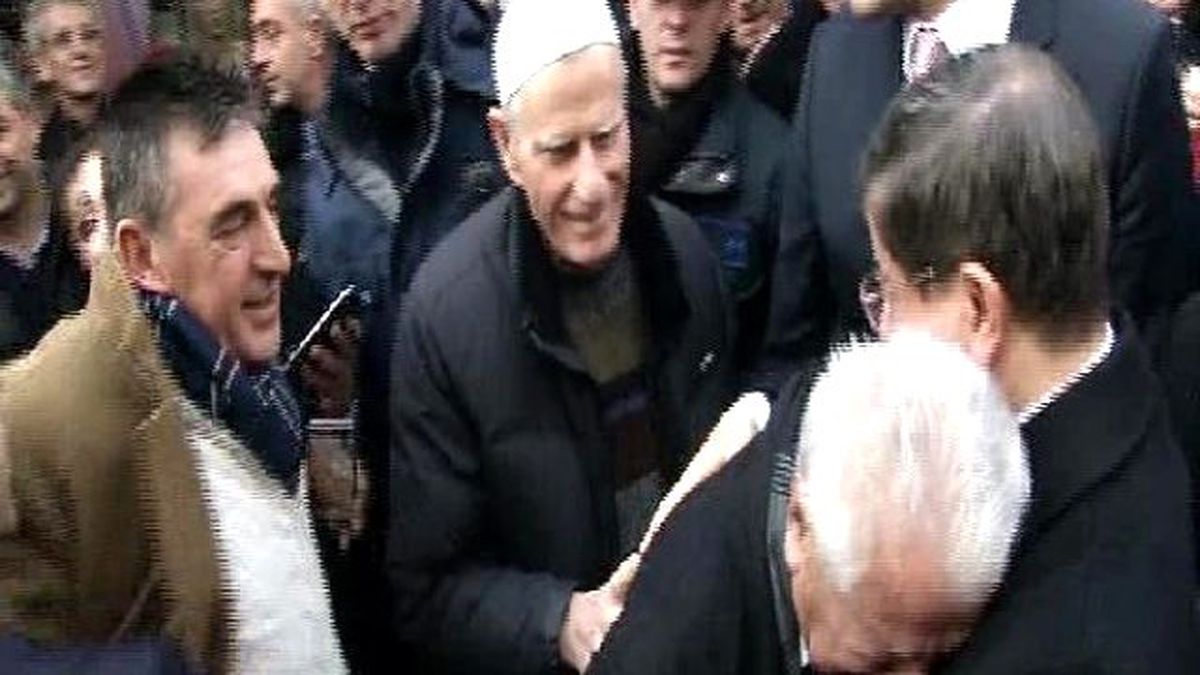 Başbakan Davutoğlu\'na Sarılıp Hüngür Hüngür Ağladı