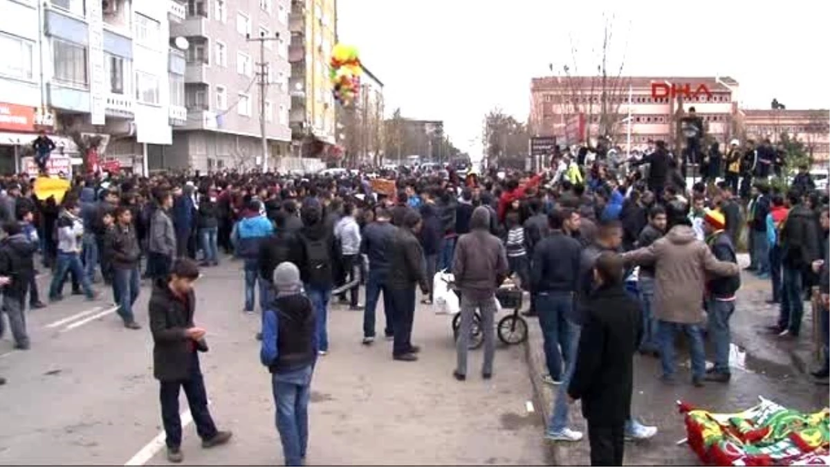 Diyarbakır Otobüs Taşlandı, Statta Pankartlar Açıldı 3-