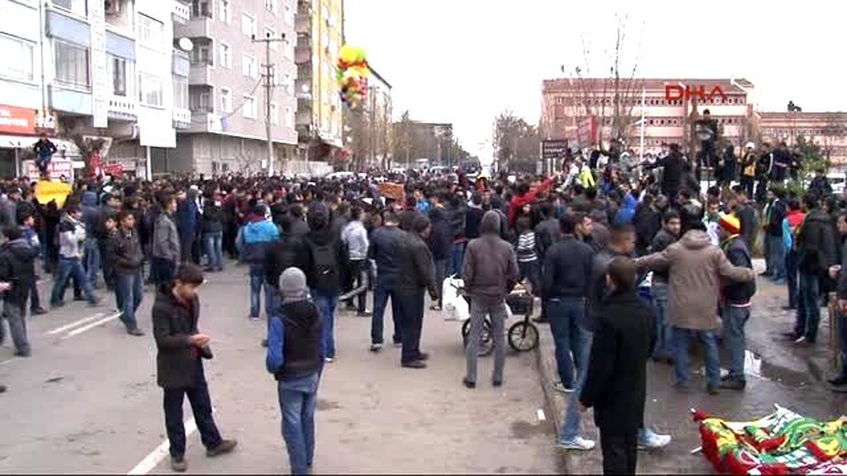 Diyarbakır Otobüs Taşlandı, Statta Pankartlar Açıldı 2-