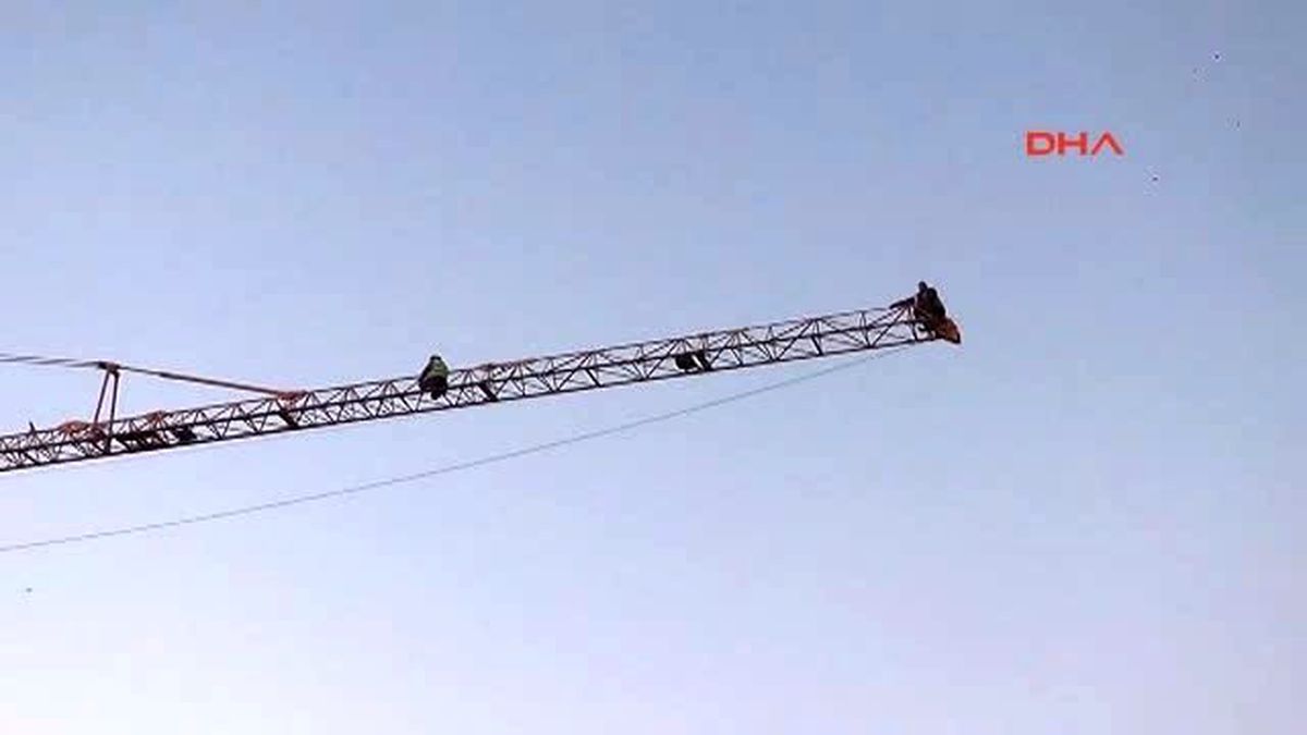 Düzce\'de Maaşlarını Alamayan İşçiler Vince Çıktı
