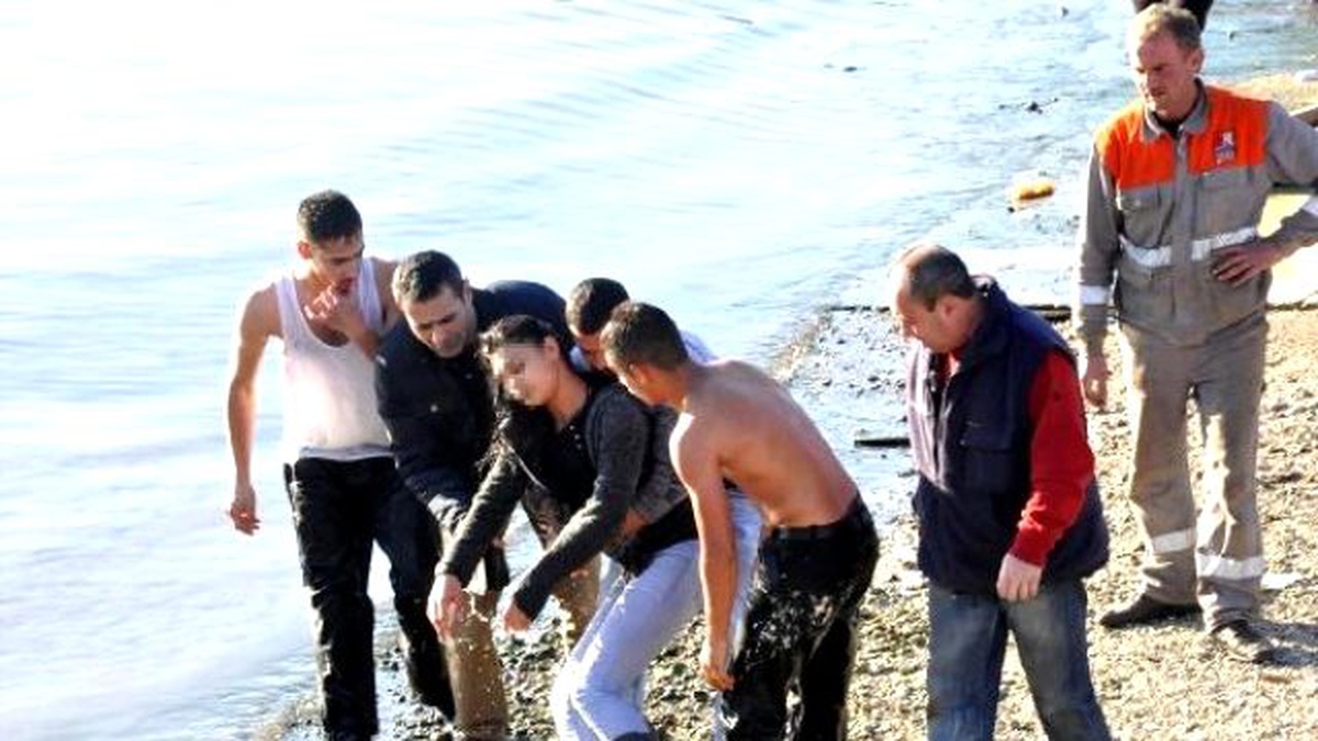 Genç Kız Ölmek İçin Köprüden Çaya Atladı
