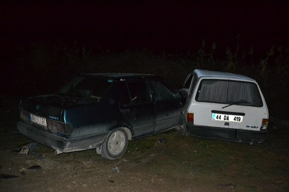 İki Otomobil Çarpıştı: 3 Yaralı