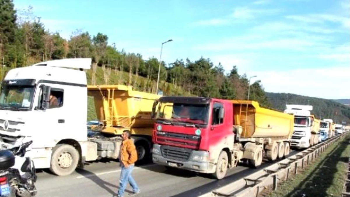 İstanbul\'da Kamyoncular Kontak Kapattı, Trafik Felç Oldu