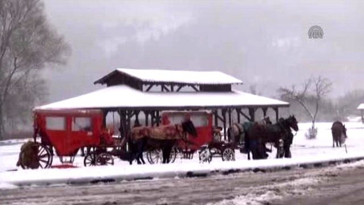 Kar Yağışı Abant\'taki Köylüleri Sevindirdi