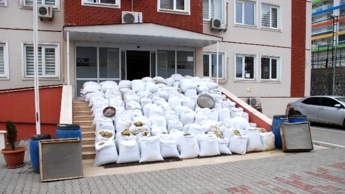Lice\'de Ele Geçirilen Uyuşturucular Sergilendi