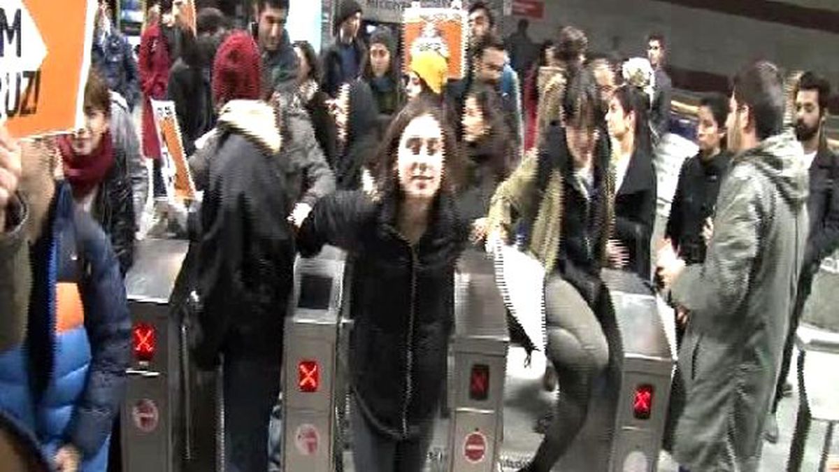 Mecidiyeköy\'de Metrobüse Turnikeden Atlayarak Bindiler