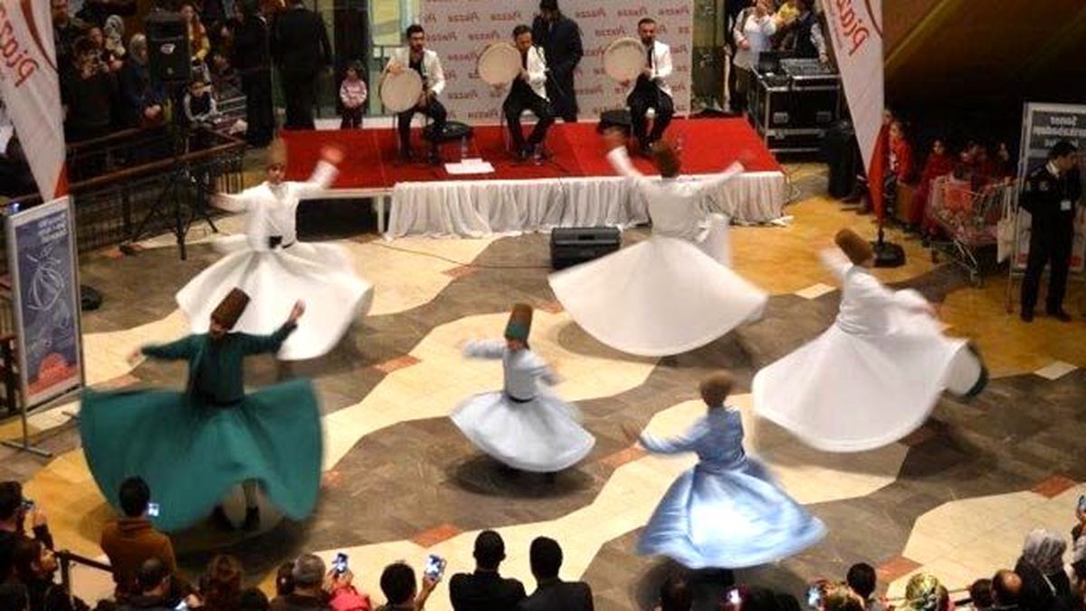 Semazen Gösterisi İzleyenleri Büyüledi