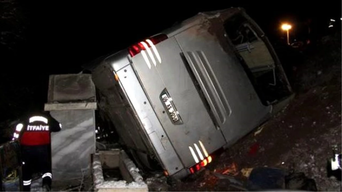 Sivas\'ta Yolcu Otobüsü Devrildi: 1 Ölü, 45 Yaralı (2)