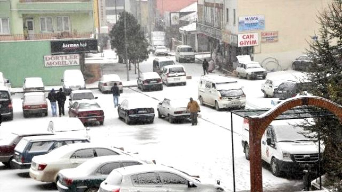 Sorgun\'da Kar Yağışı Çocukları Sevindirdi