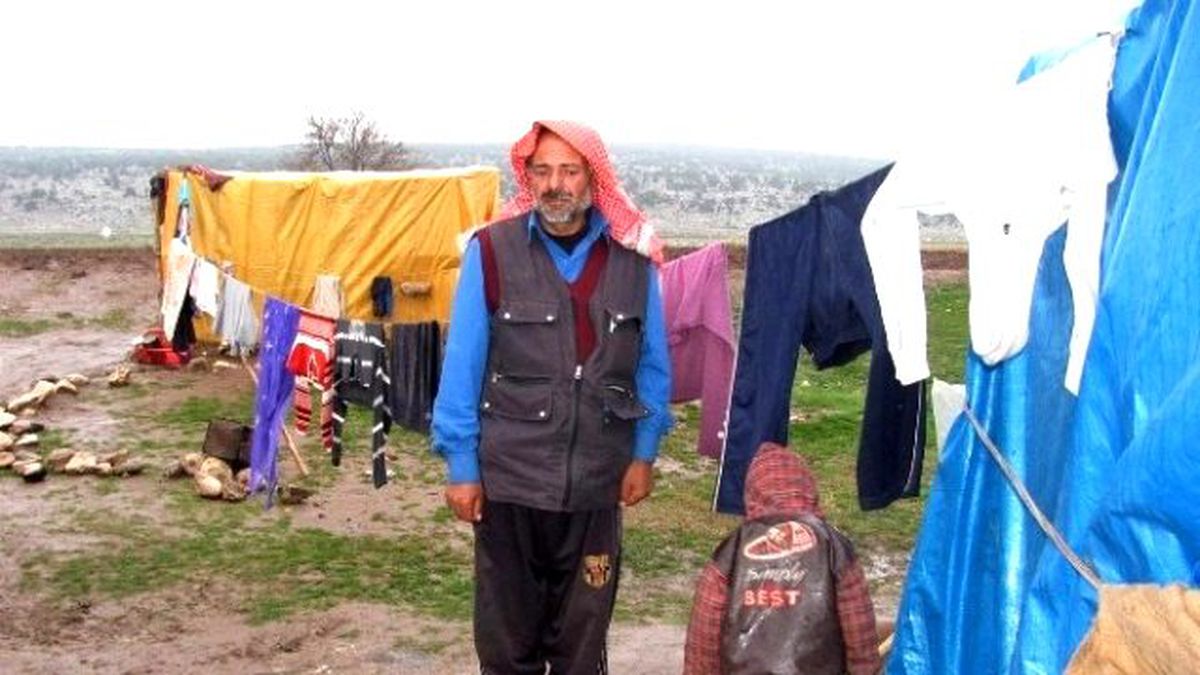 Suriyeli Aile Arabanda'ki Derme Çatma Çadırda Dram Yaşıyor
