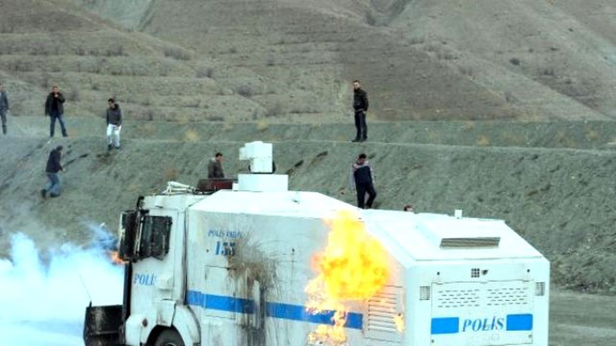 Tatbikatta Polisler TOMA\'ya Molotof Attı