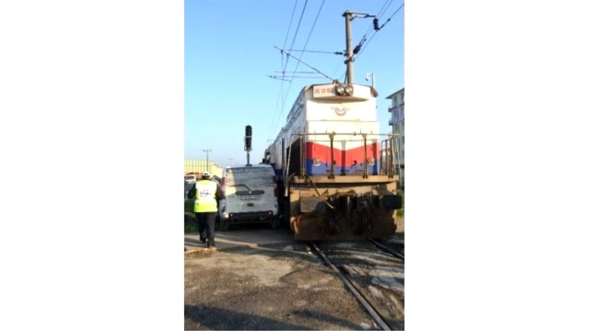 Tren Hemzemin Geçitte Otomobile Çarptı: 2 Yaralı