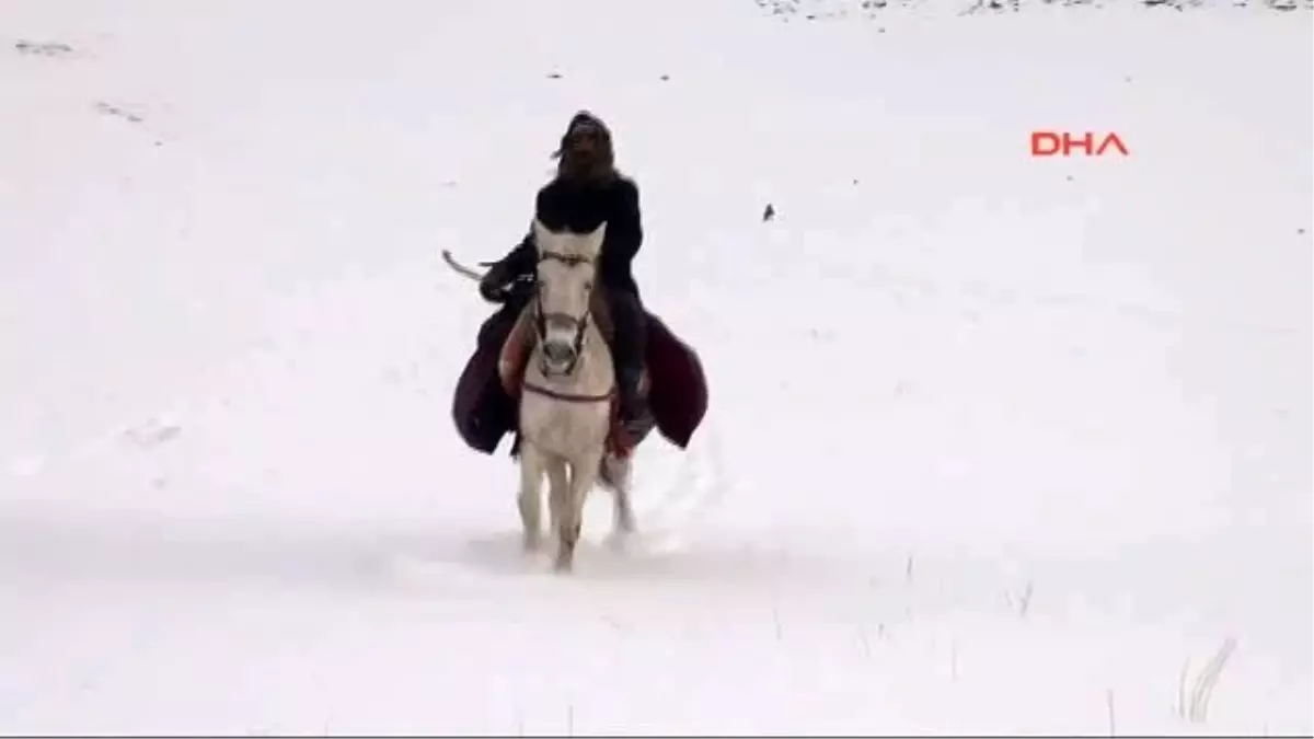 Van Atlarla Ulaşımı Sağlıyorlar