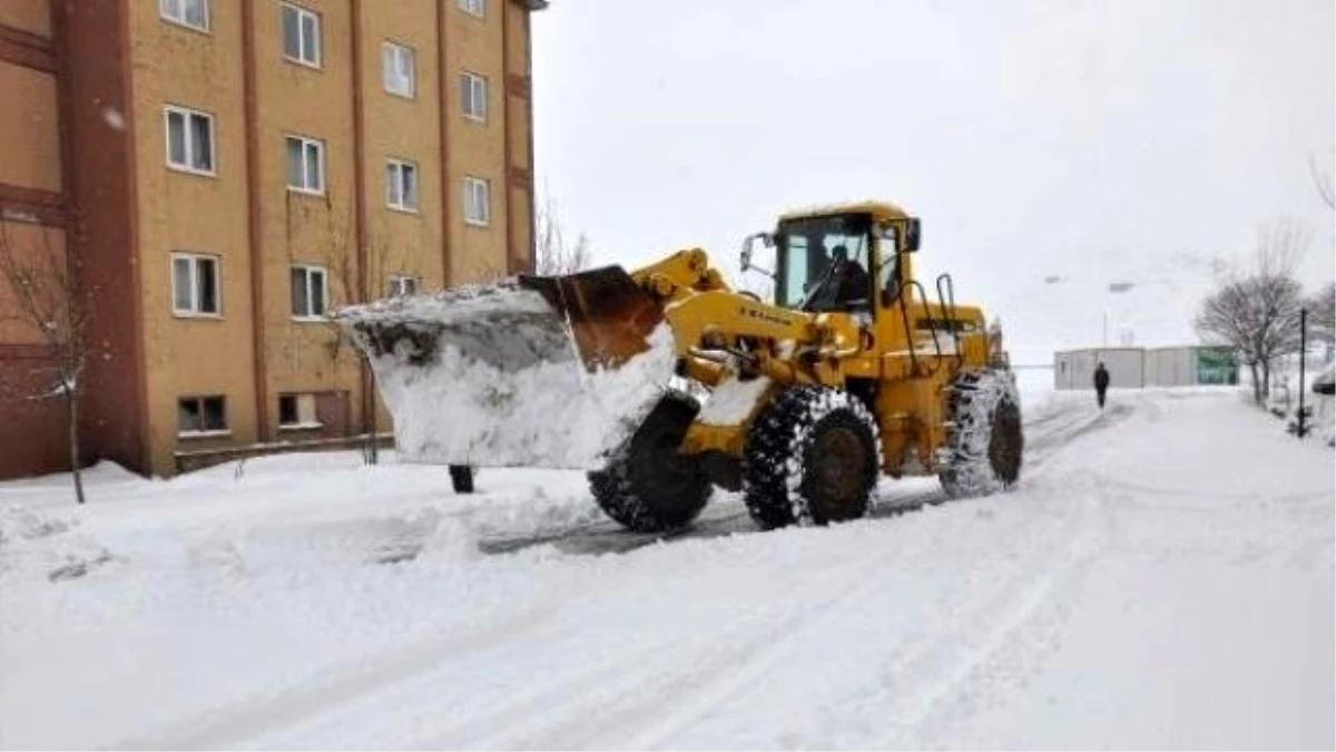 Van ve Bitlis\'te Kar Yolları Kapattı (2)