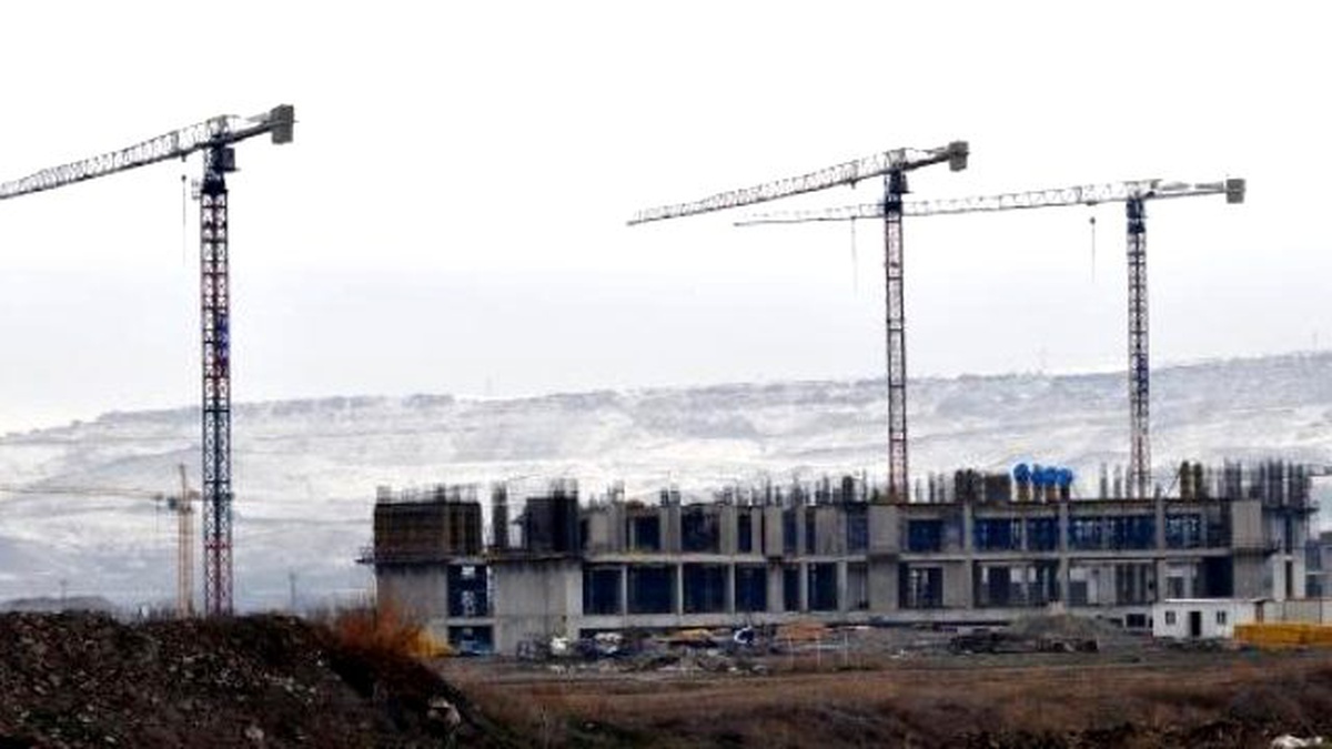 Vinçten Düşen Demirlerin Altında Kalan İşçi Öldü