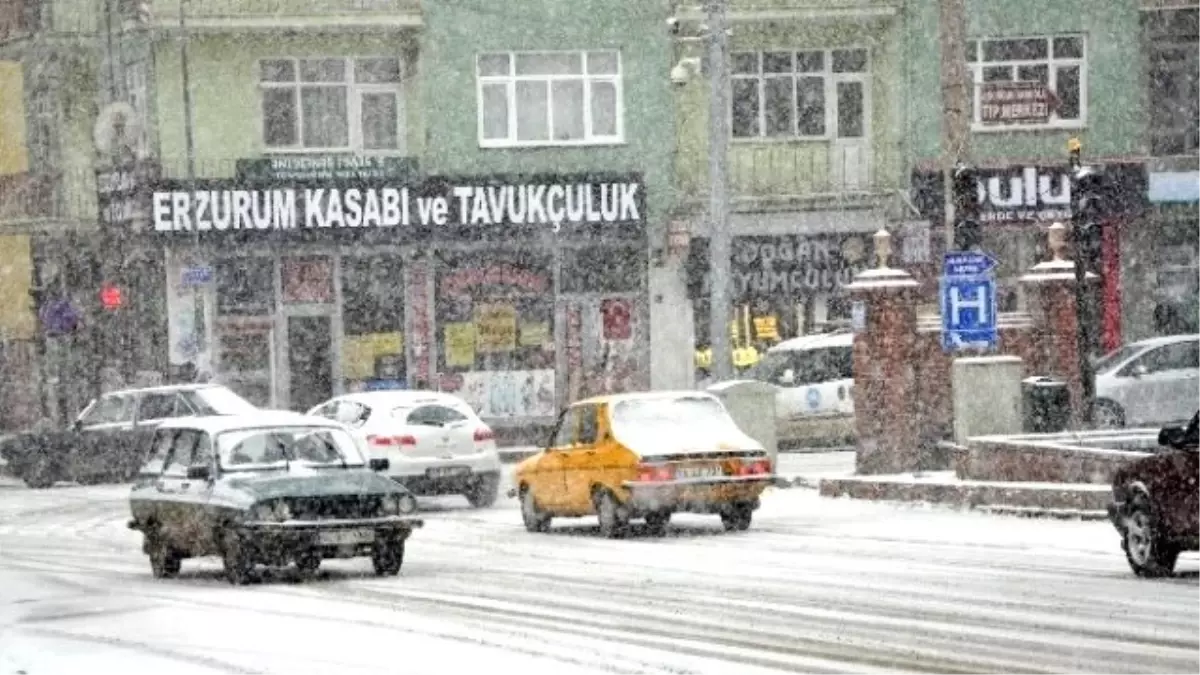 Yozgat\'ta Kar Yağışı Şehri Beyaza Bürüdü