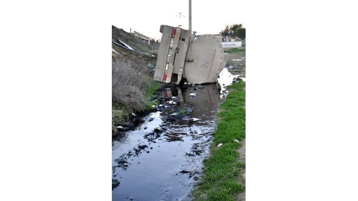 Zift Yüklü Tanker Virajda Devrildi: 1 Yaralı