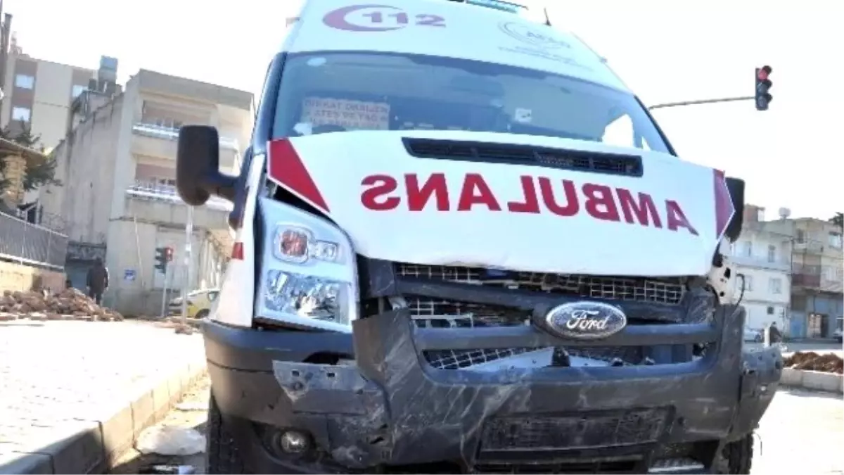 Ambulansla Minibüs Çarpıştı