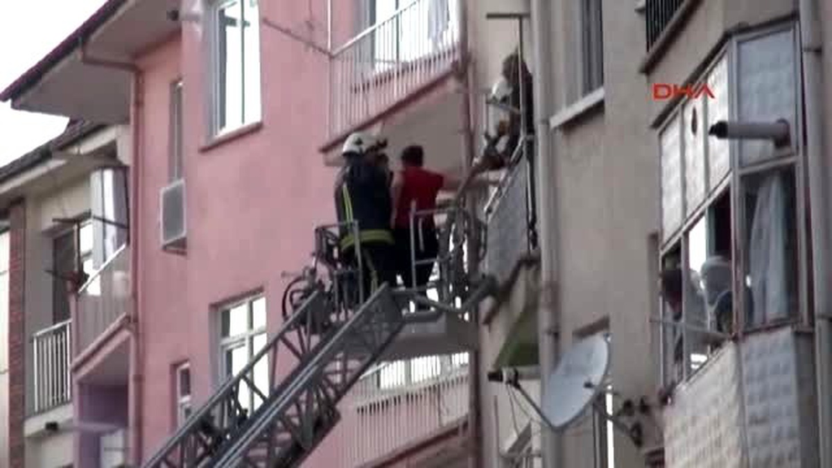 Apartmandaki Yangında 3 Kişi Yaralandı
