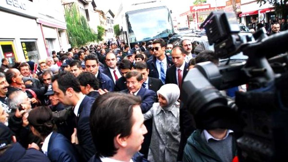 Başbakan Davutoğlu Edirne\'de Bir Aileyi Ziyaret Etti