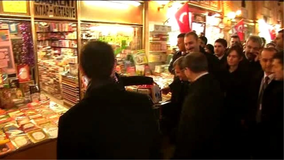 Başbakan Davutoğlu, Arasta Çarşısında Esnaf ile Buluştu