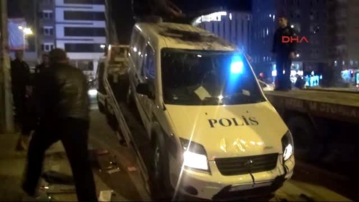 Batman Kırmızı Işıkta Geçip Ekip Otosuna Çarptı, 2 Polisi Yaraladı