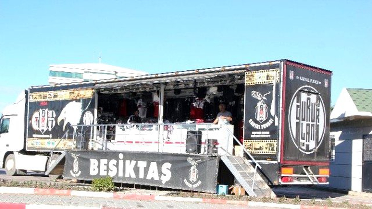 Beşiktaş\'ın Gezici Mobil Tır\'ı Dörtyol\'da
