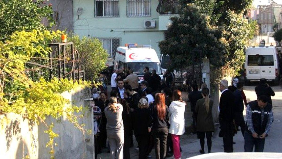 Cinnet Getiren Baba Eşi ve Biri 6 Aylık 2 Kızını Öldürüp İntihar Etti