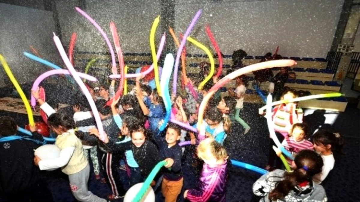 Foça\'da Çocuklara Eğlenceli Yılbaşı Kutlamaları