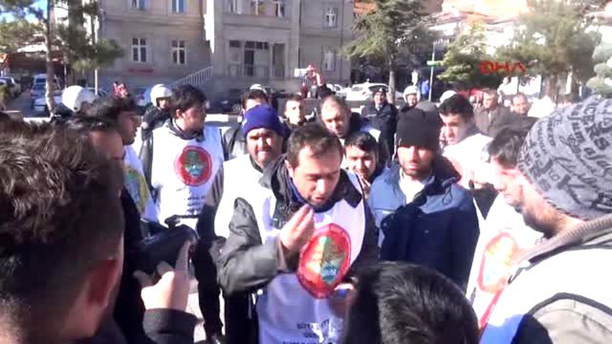 İşten Çıkarılan İşçiler Oturma Eylemi Yaptı