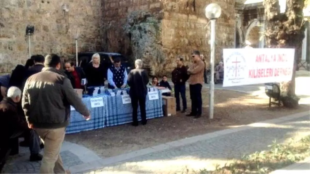 Kilise Önünde İncil Dağıtımına Polis Müdahale Etti