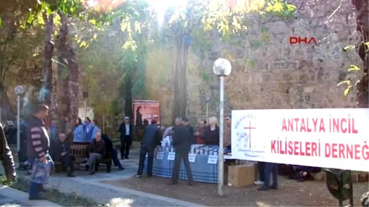 Kilise Önünde İncil Dağıtımına Polis Müdahale Etti