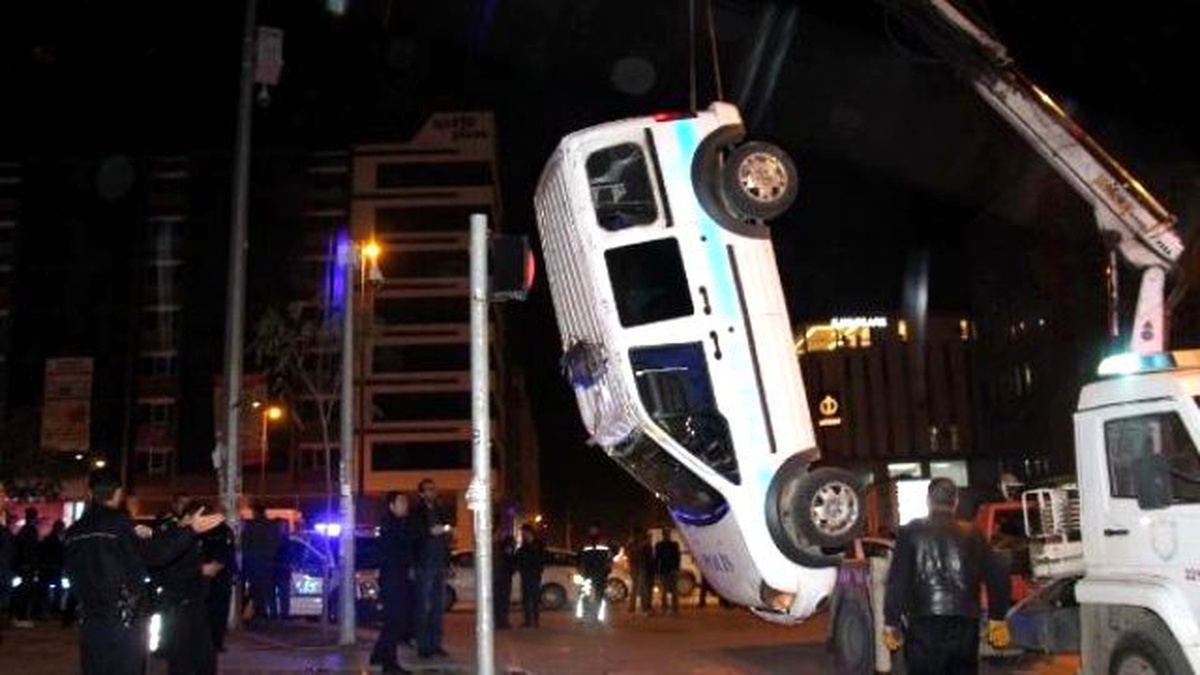 Kırmızı Işıkta Geçip Ekip Otosuna Çarptı, 2 Polisi Yaraladı