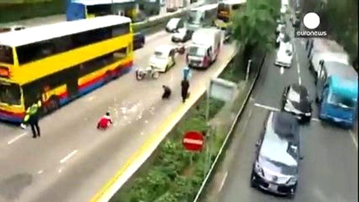 Milyonlarca Hong Kong Doları Caddeye Saçıldı