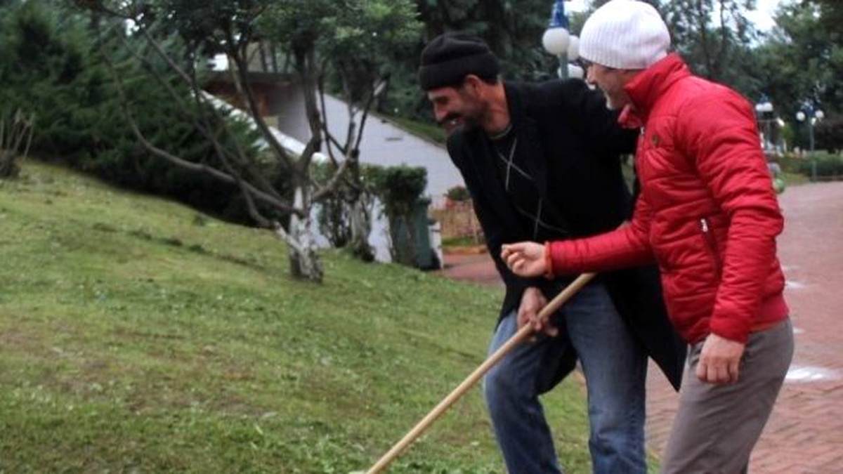 Ödemedikleri Cezaları Park Temizliği Yaparak Ödüyorlar