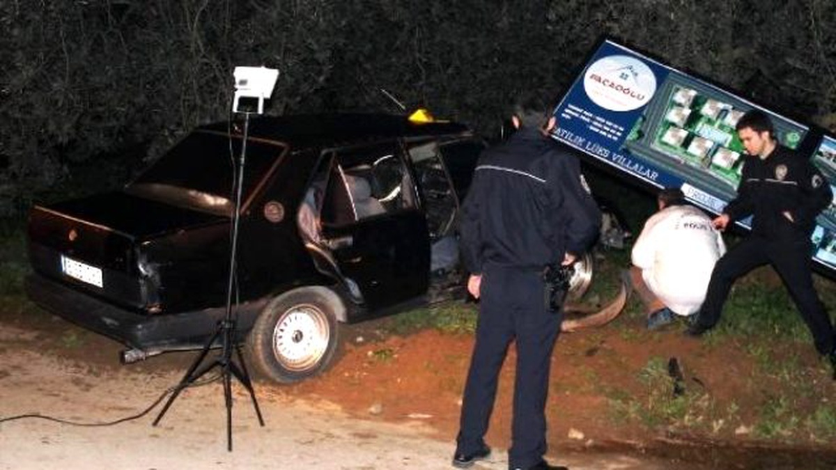 Balıkesir\'de Reklam Panolarına Çarpan Otomobilin Sürücüsü Öldü