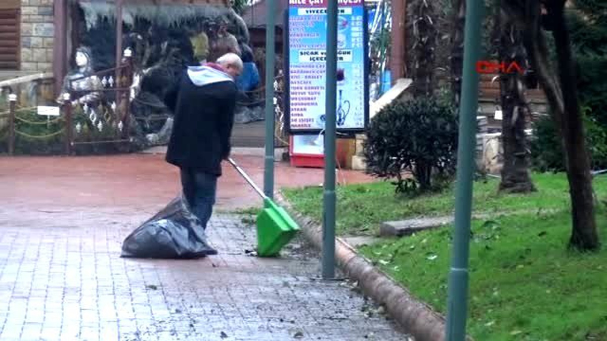 Rize Park Süpürerek Adli Para Cezası Ödüyorlar