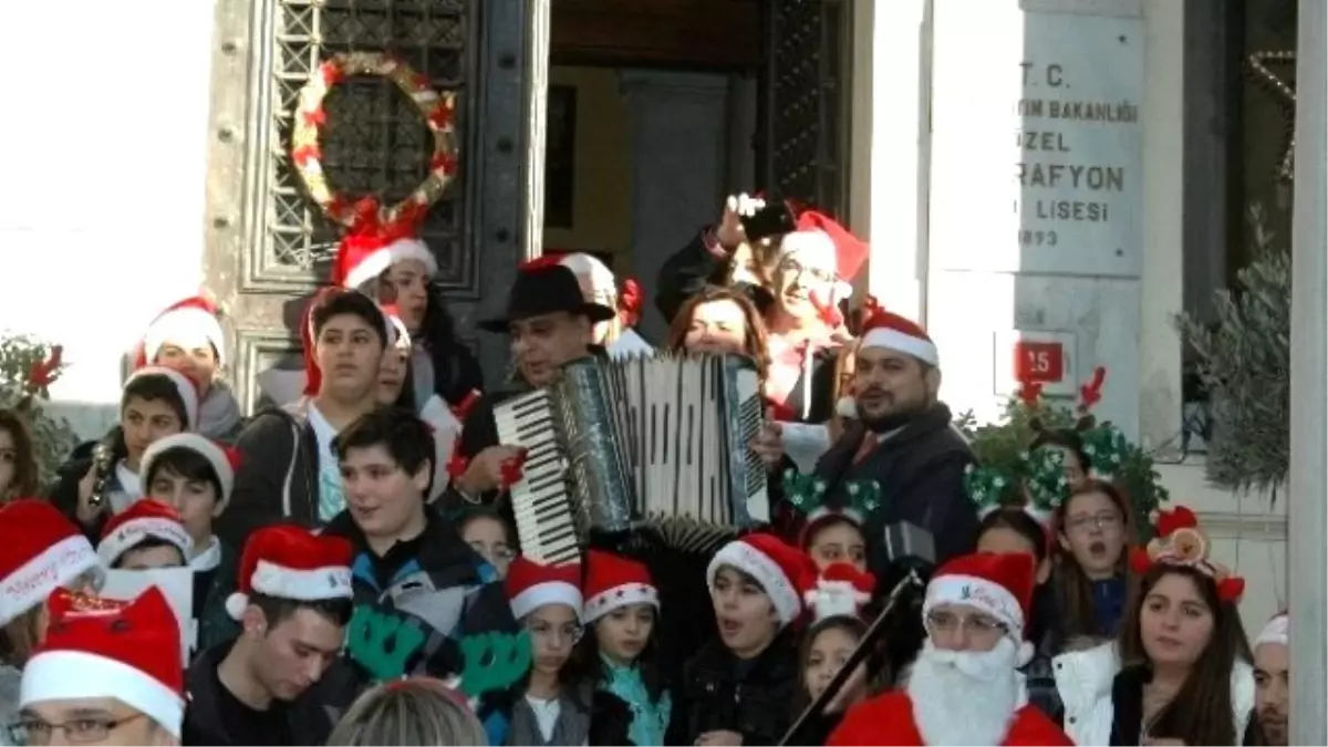 Rum Öğrenciler, \'Kalanda\' Şarkısını İstiklal Caddesinde Söyledi