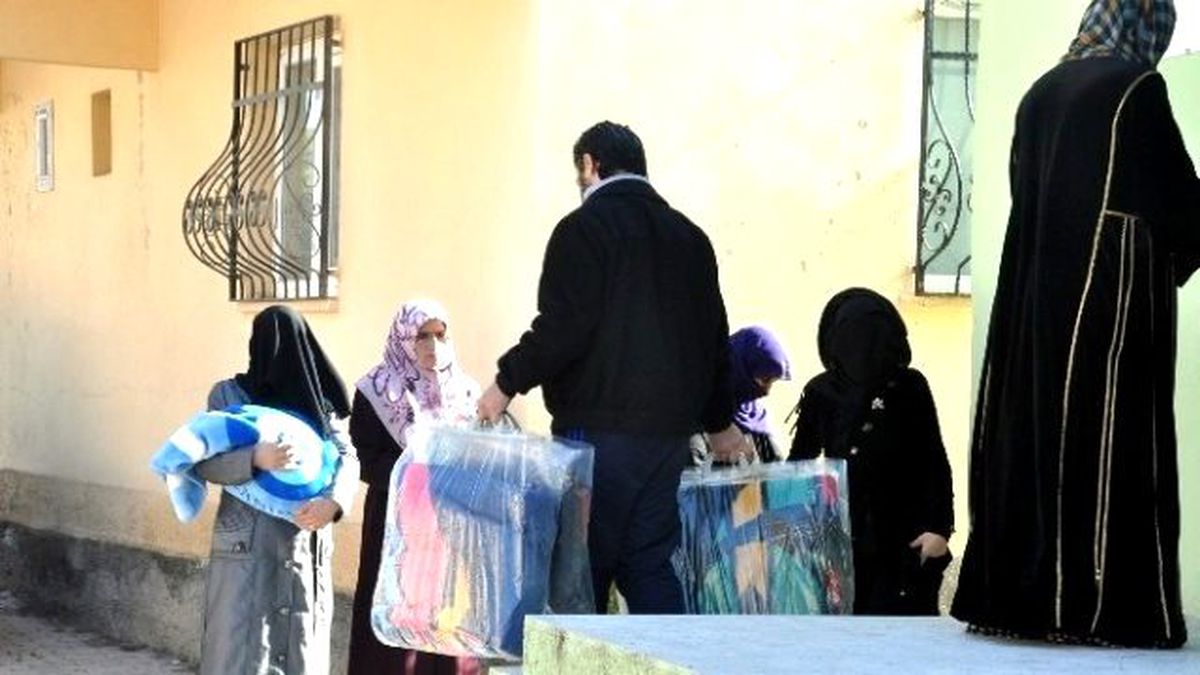 Şanlıurfa Stk\'lar Akçakaldeki Sığınmacılara Bataniye Dağıtıyor