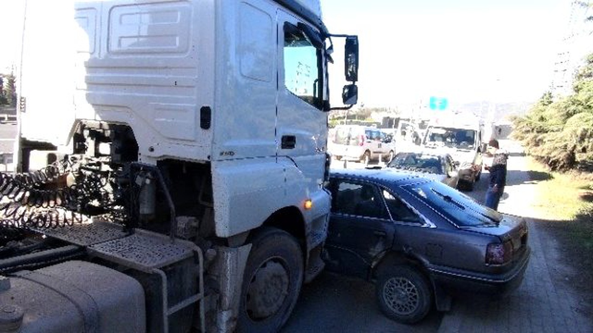 Tır ile Otomobil Çarpıştı: 1 Yaralı