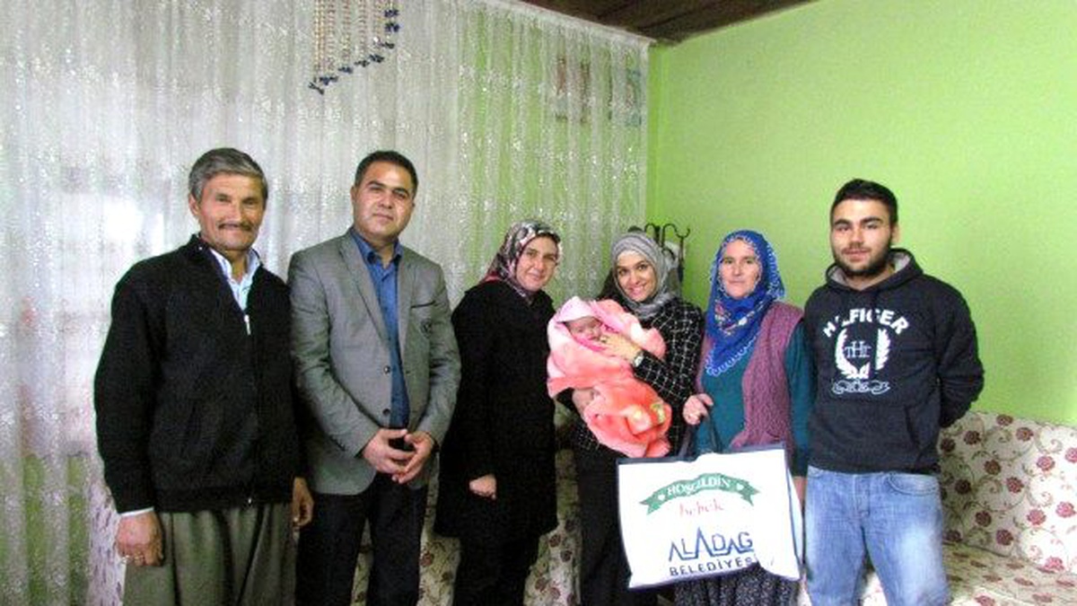 Aladağ\'da Yeni Bebek Sahibi Olmuş Ailelere Hediye
