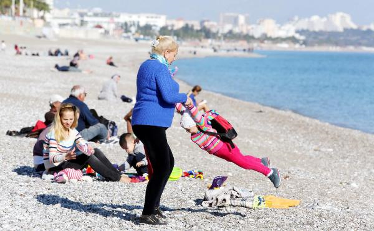 Antalya\'da Güneşi Gören Sahile Koştu