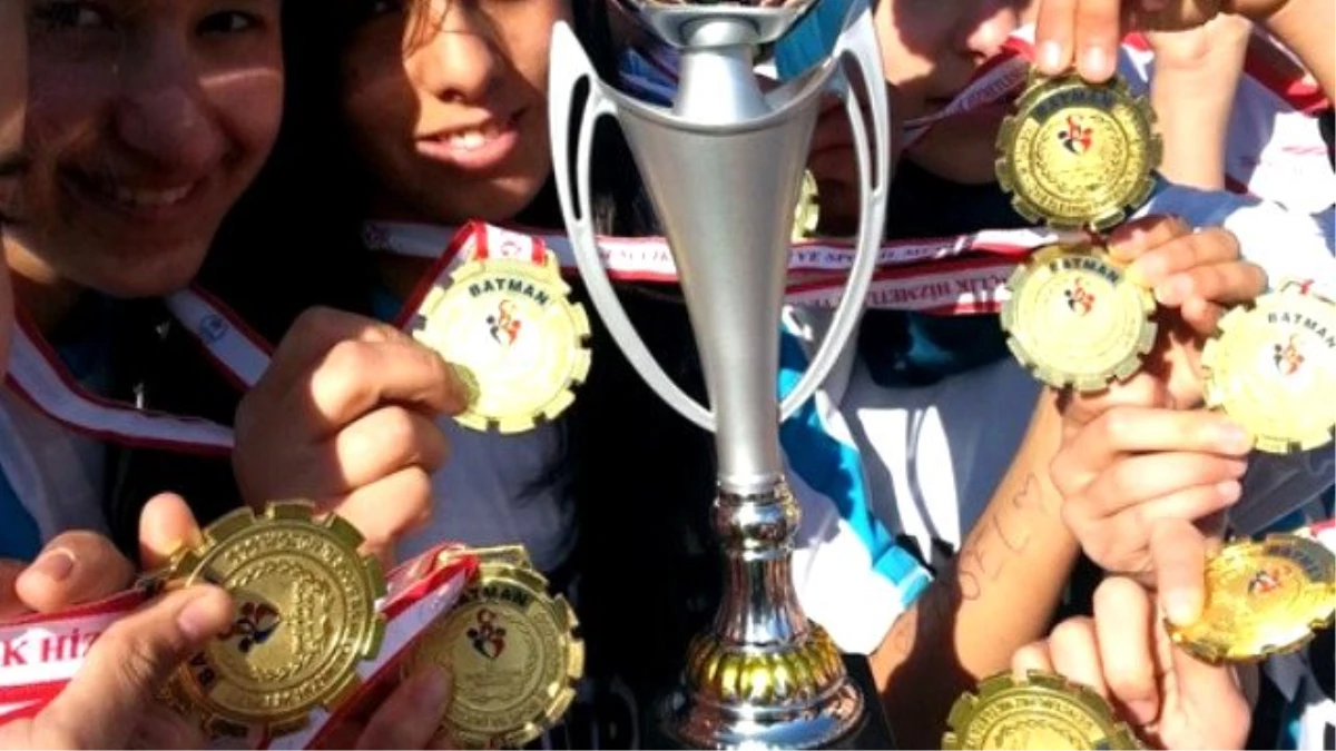 Batman\'da Genç Kızlar Futbol İl Şampiyonası