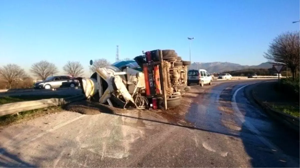 Beton Mikseri Yola Devrildi: 1 Yaralı