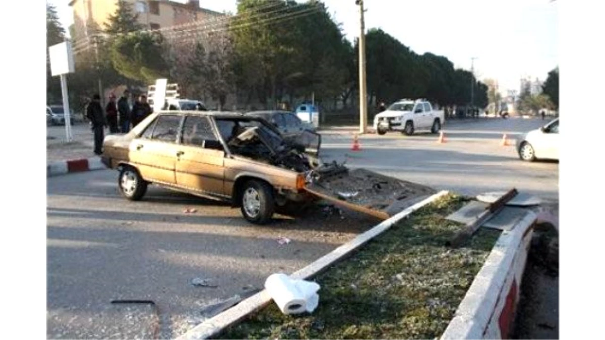 Burdur\'da Otomobil Refüje Çarptı: 3\'ü Öğrenci 4 Yaralı