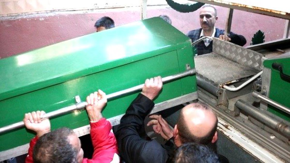Cinnet Getirip Ailesini Katleden Baba Toprağa Verildi