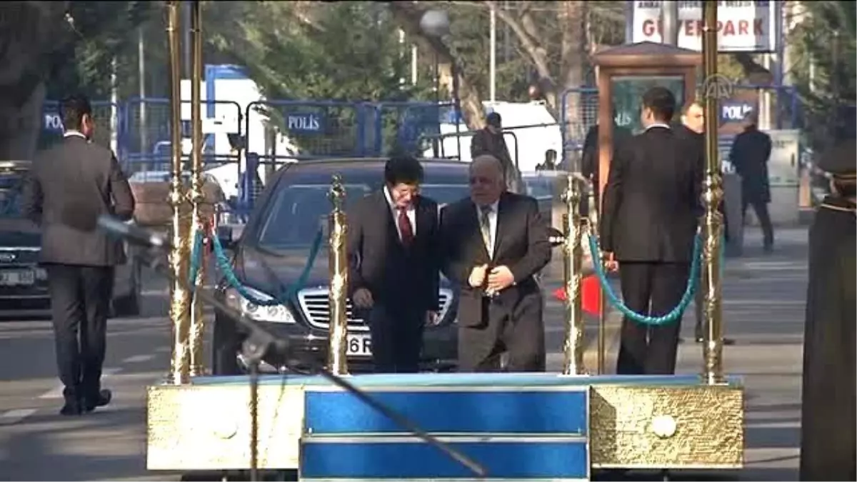Davutoğlu, Iraklı Mevkidaşı İbadi\'yi Askeri Törenle Karşıladı